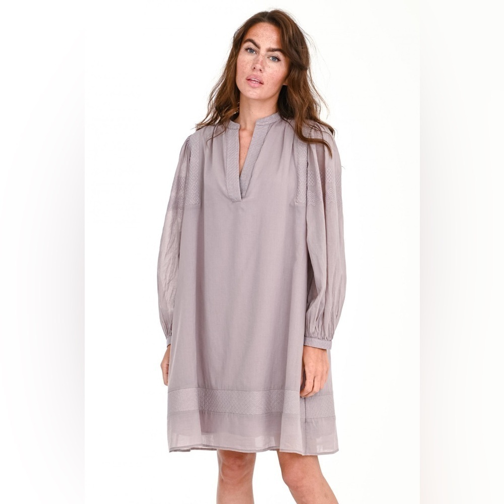 CLOSED Vivian Cotton Embroidered V-Neck Smock Dress in Mauve